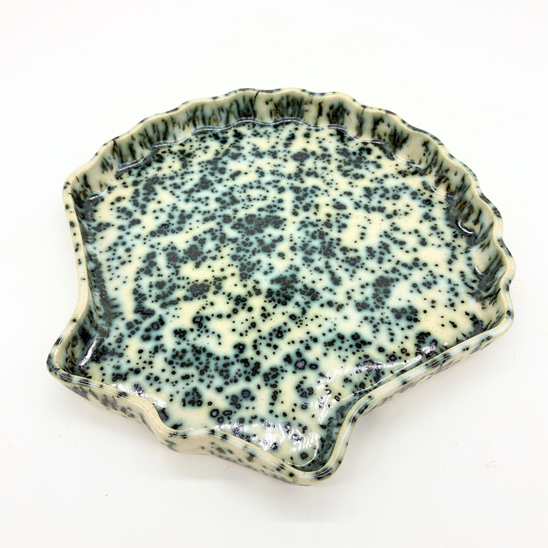 Wallie Scalloped Shell - 10"